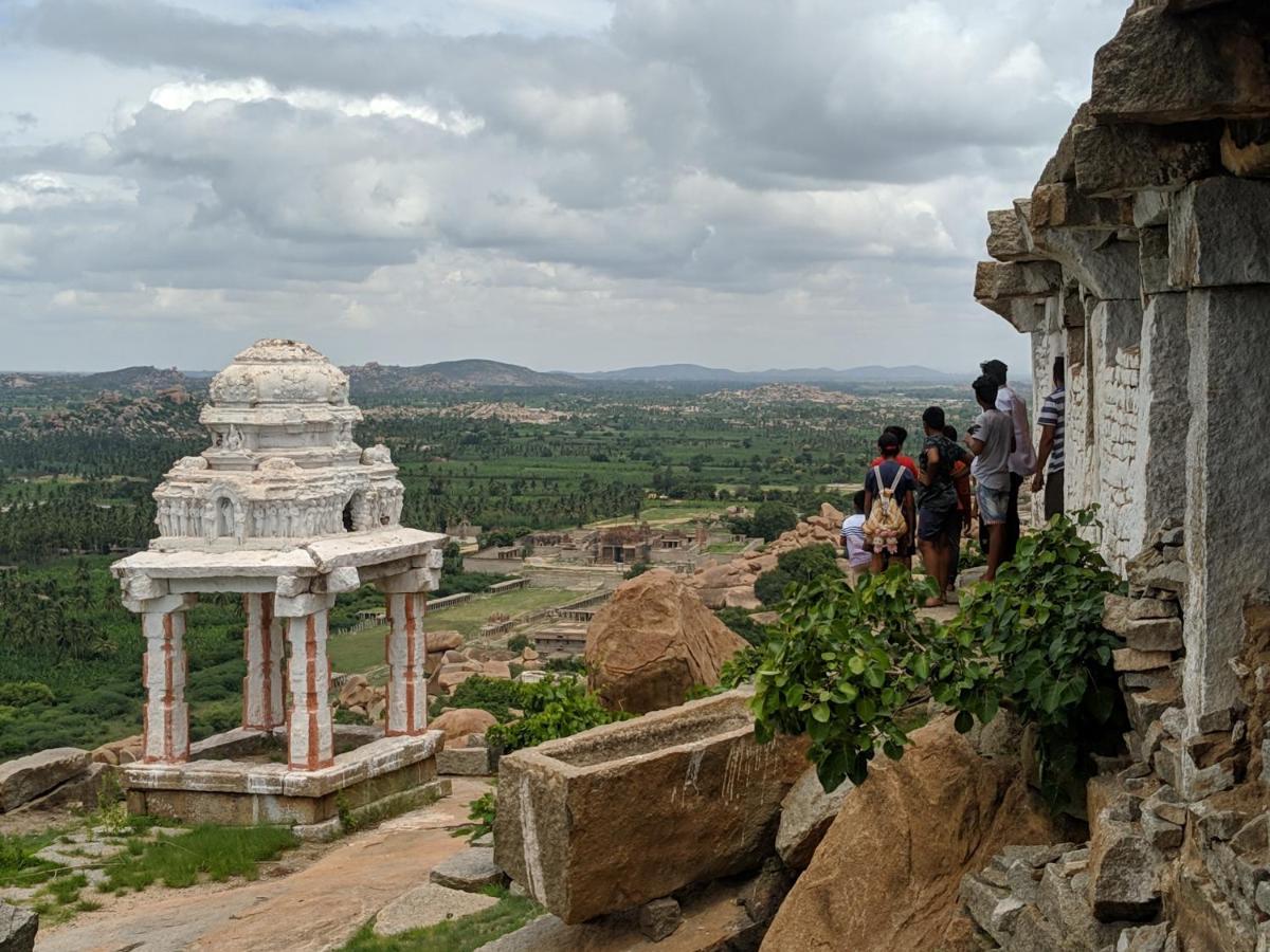 Hotel Varsha Hampi Exterior photo