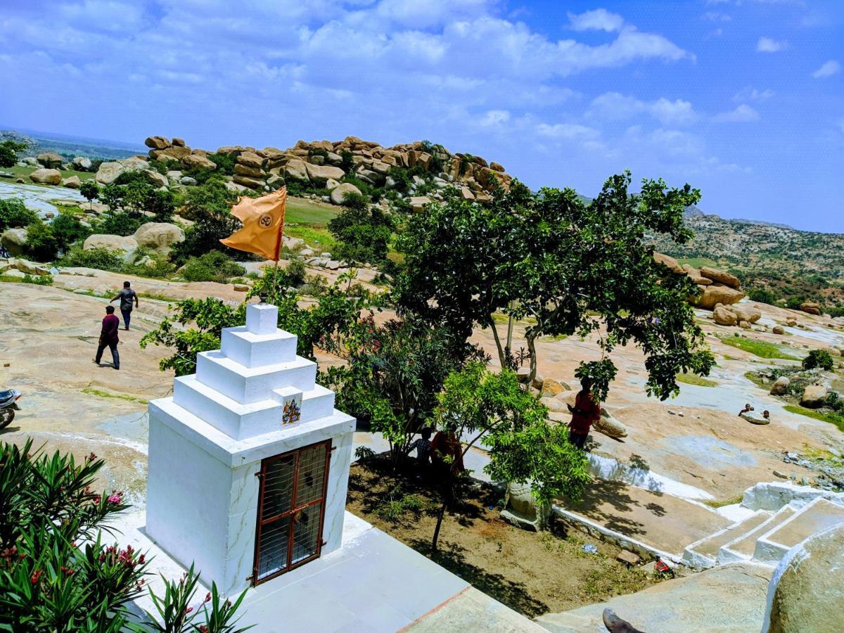 Hotel Varsha Hampi Exterior photo