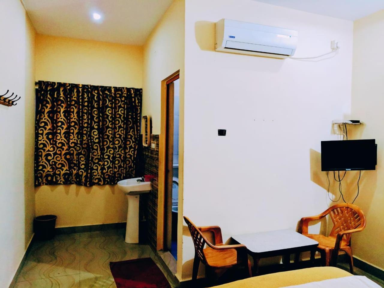 Hotel Varsha Hampi Exterior photo