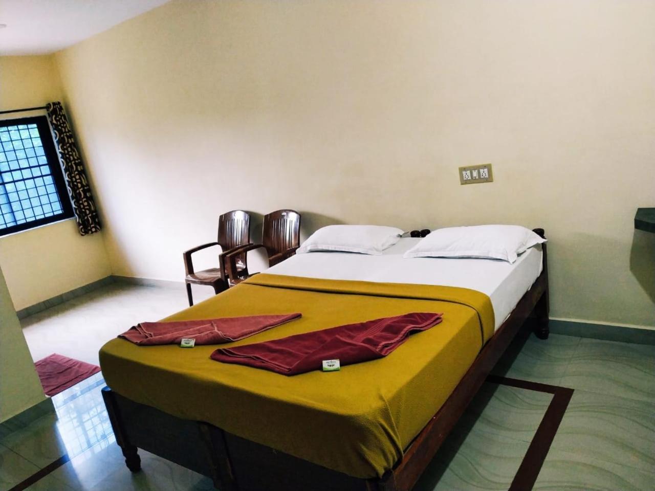 Hotel Varsha Hampi Exterior photo