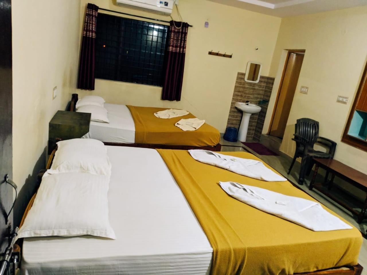 Hotel Varsha Hampi Exterior photo