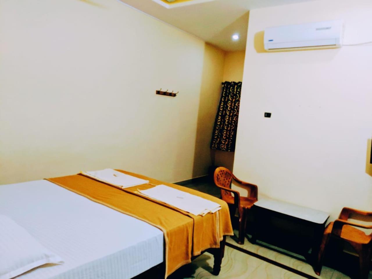 Hotel Varsha Hampi Exterior photo