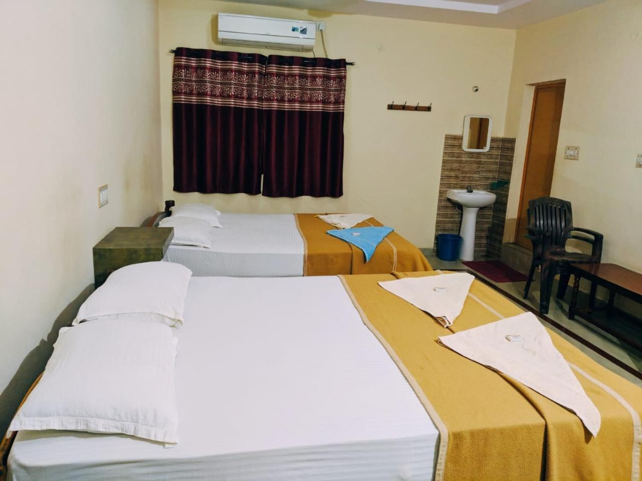 Hotel Varsha Hampi Exterior photo