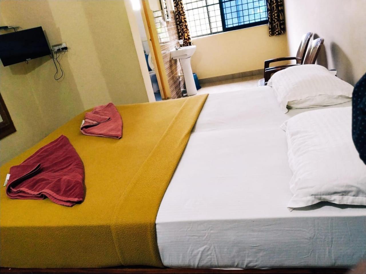 Hotel Varsha Hampi Exterior photo