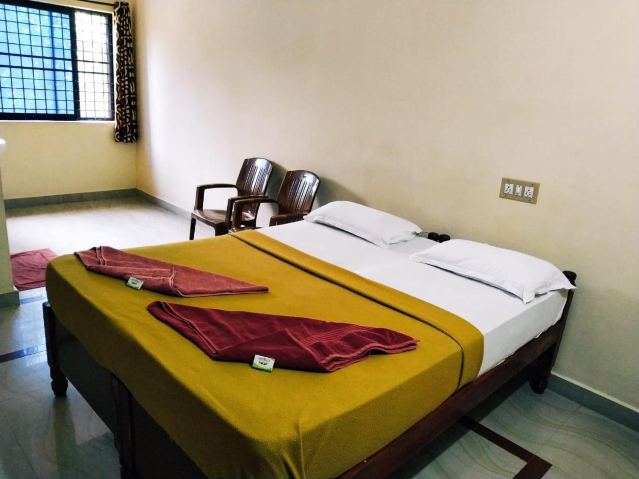 Hotel Varsha Hampi Exterior photo