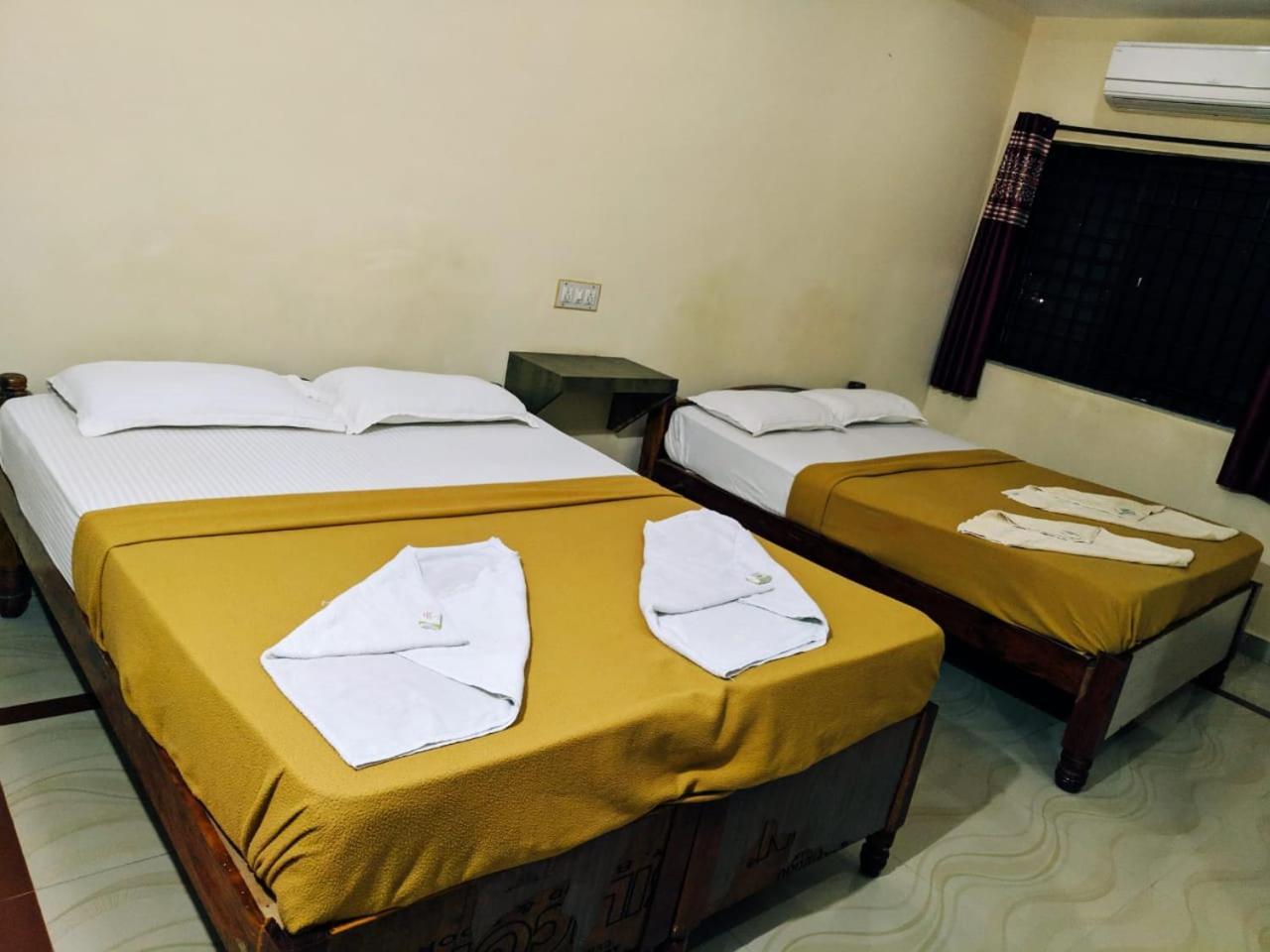 Hotel Varsha Hampi Exterior photo