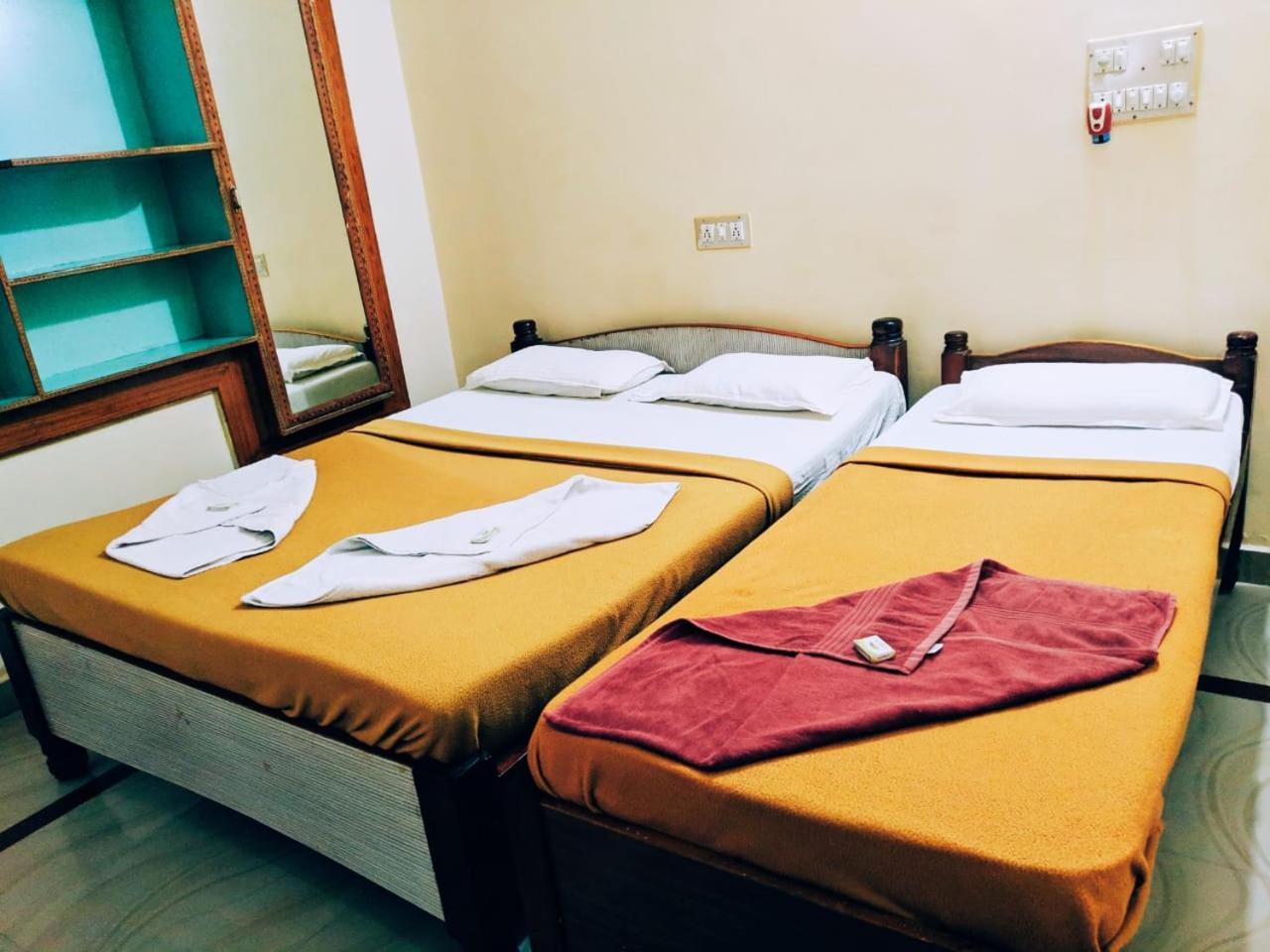 Hotel Varsha Hampi Exterior photo