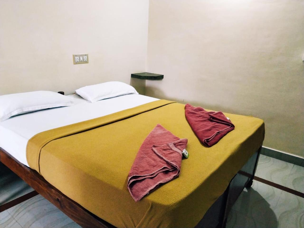 Hotel Varsha Hampi Exterior photo