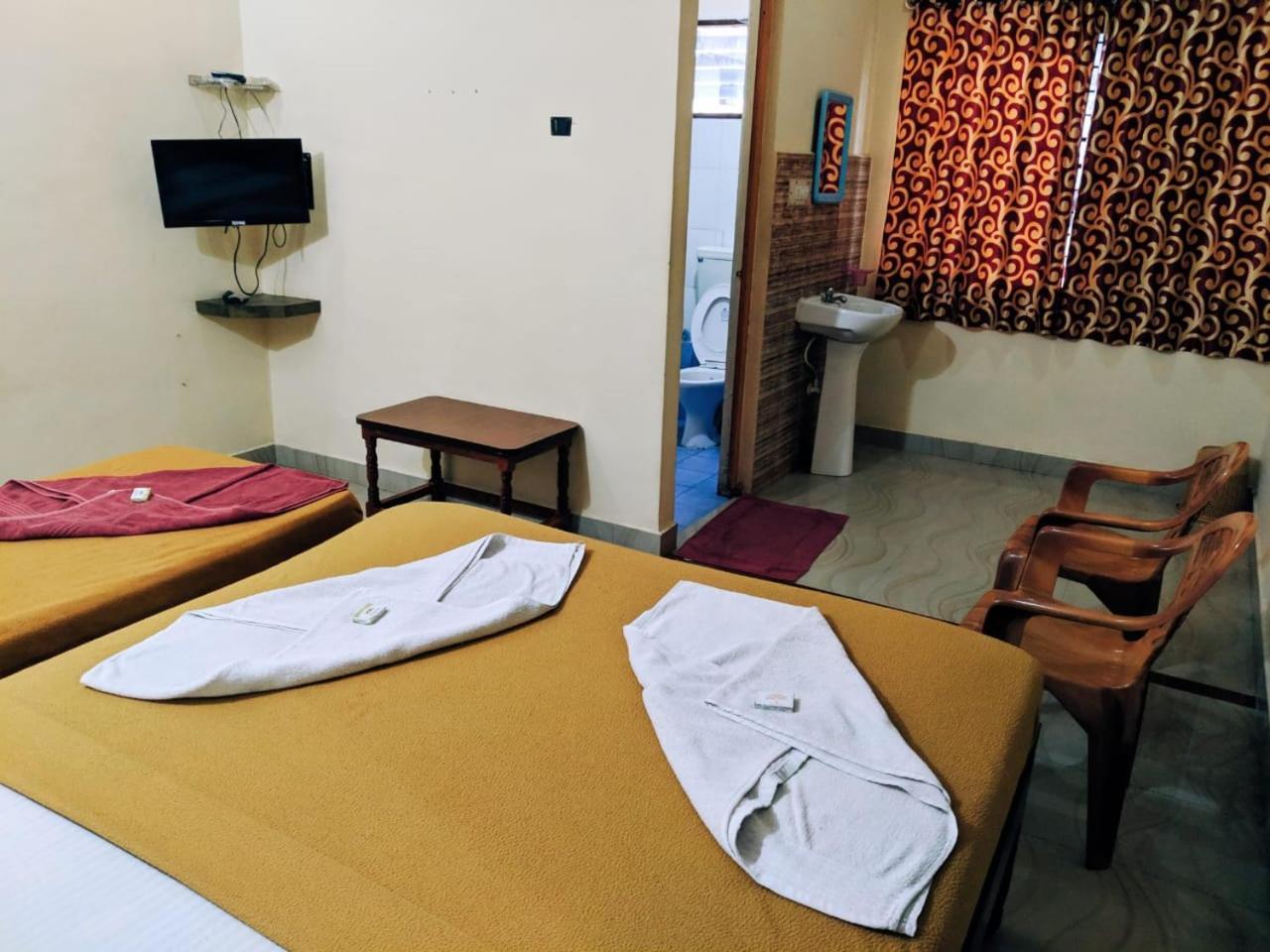 Hotel Varsha Hampi Exterior photo