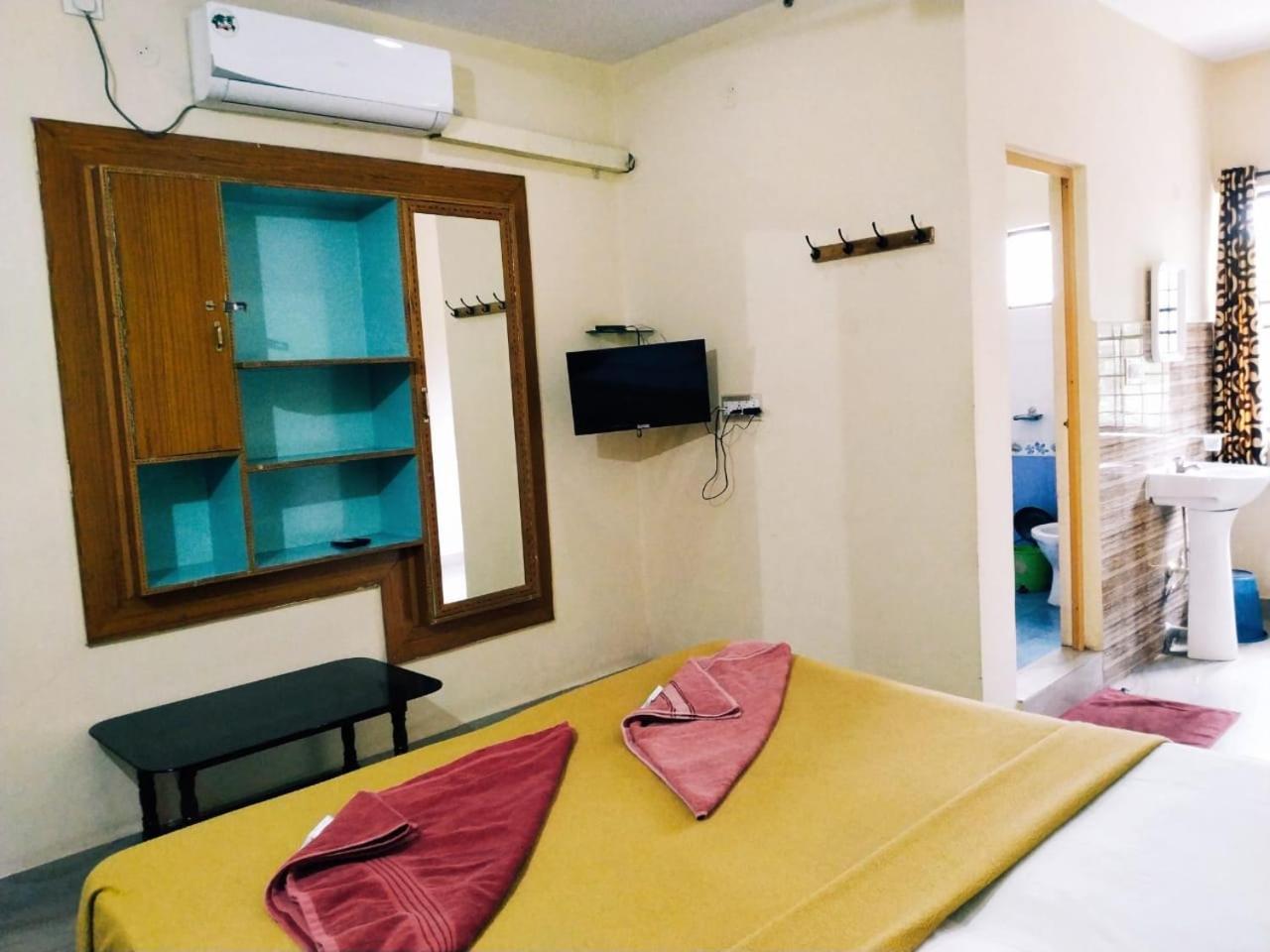 Hotel Varsha Hampi Exterior photo