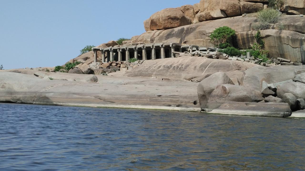 Hotel Varsha Hampi Exterior photo