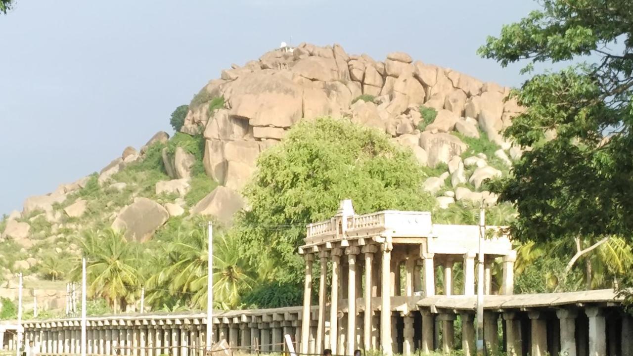 Hotel Varsha Hampi Exterior photo