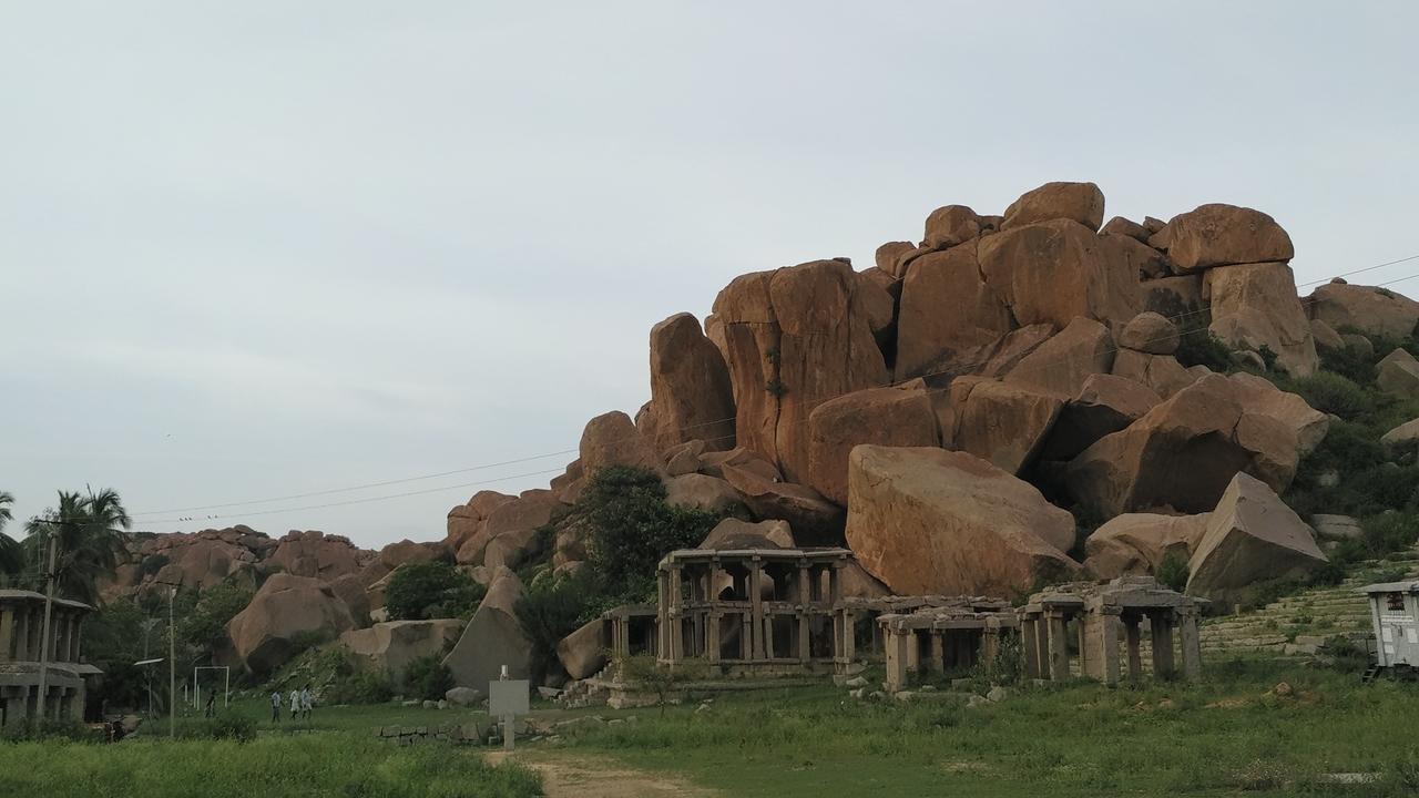 Hotel Varsha Hampi Exterior photo