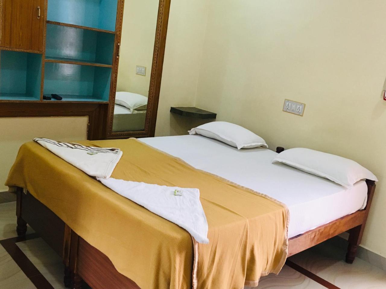 Hotel Varsha Hampi Exterior photo