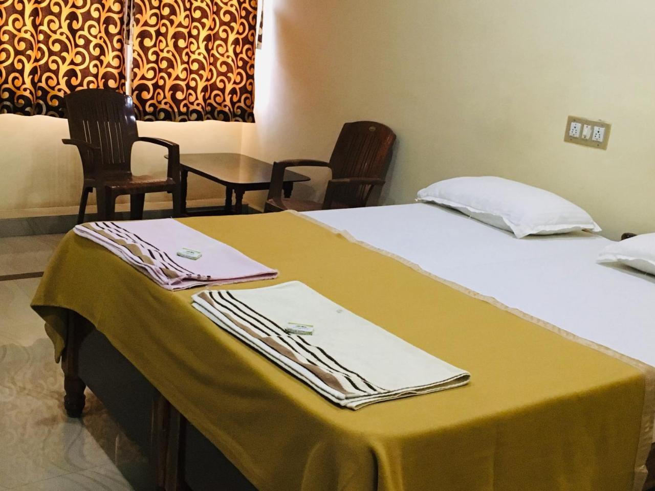 Hotel Varsha Hampi Exterior photo